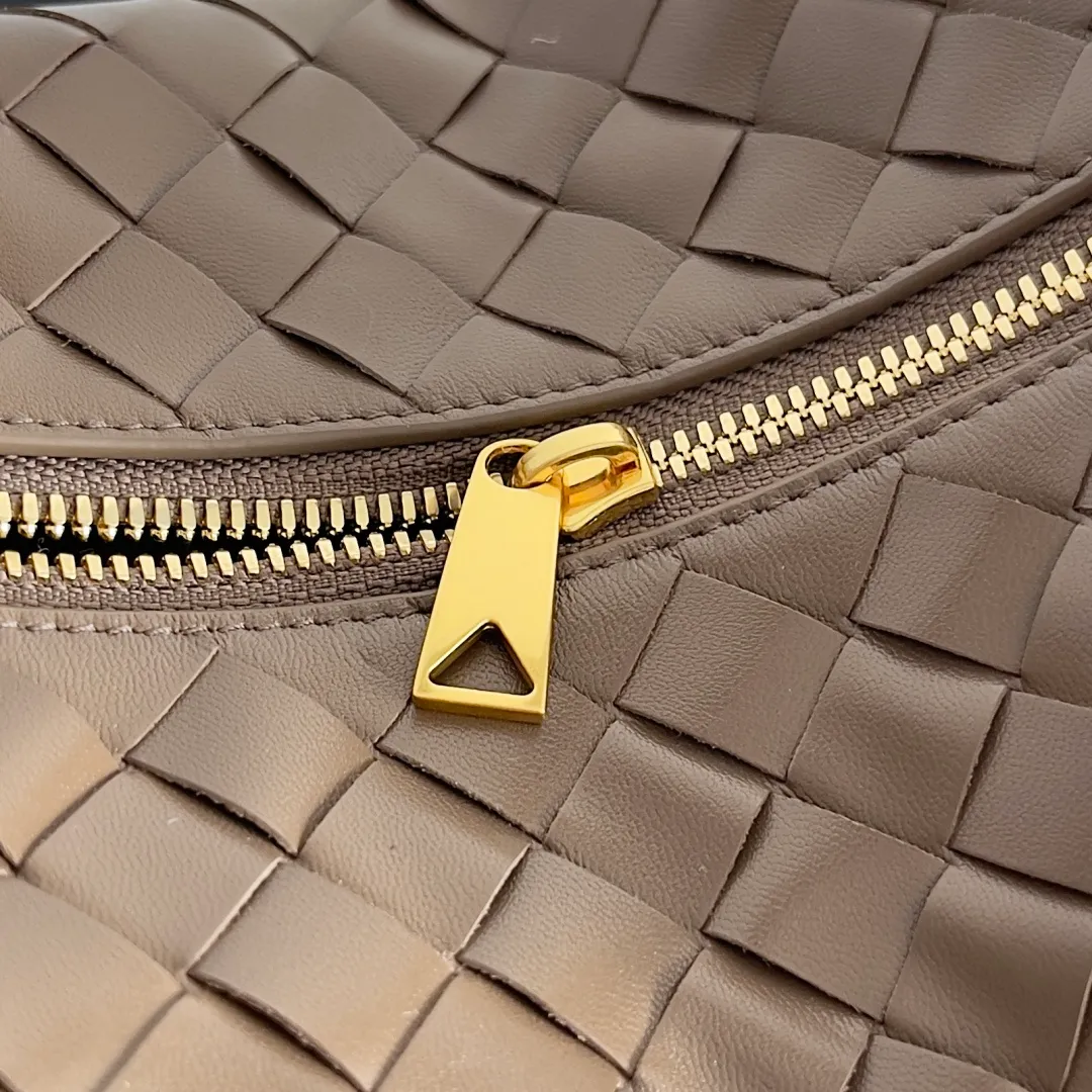 Batch 1360 It is predicted that BV Bottega’s lunch bag will be popular again this year. The entire bag is made of top nappa lambskin, which is very soft and lightweight. It also uses the intrecciato weaving process that the two founders spent several months developing from the beginning of the brand. It is completely hand-woven by Italian craftsmen. It perfectly reflects the craftsmanship of Bottega. The entire bag shape is also a very practical and popular lunch box bag type. The slightly curved arc of the bag mouth can also better fit our wrists. Style number: 754443 Size: 22*13*9